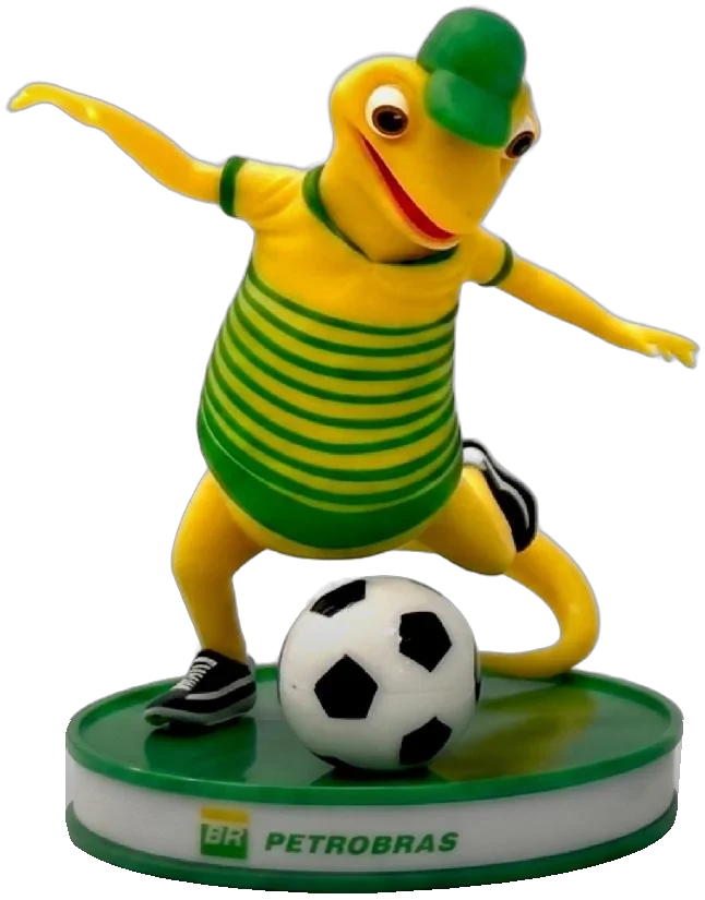 Mascote calango da Petrobras em resina pintada, com bola de futebol, sobre base personalizada