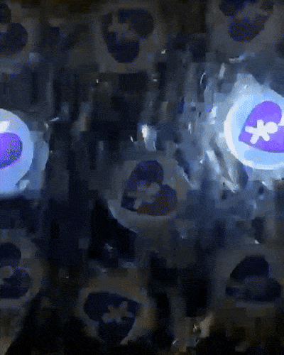 Caixa com pins luminosos Vivo acesos