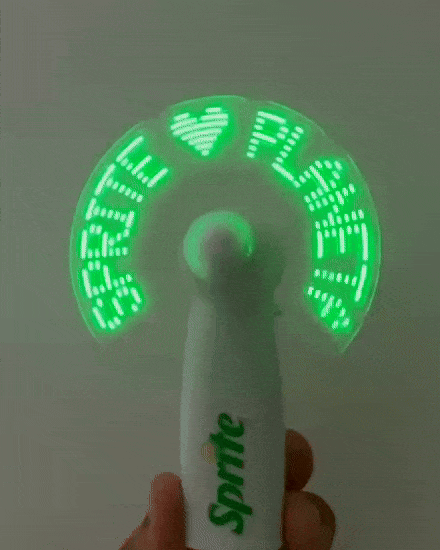 Ventilador portátil branco escrevendo a mensagem da marca em LED verde enquanto gira